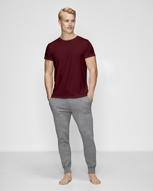 Bambussæt med rød t-shirt og grå sweatpants -JBS of Denmark Men