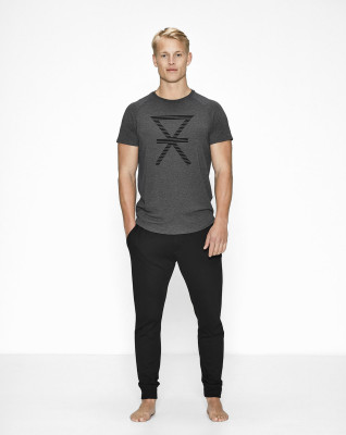 Bambussæt med en grå t-shirt og sorte sweatpants -JBS of Denmark Men