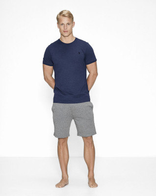 Bambussæt med en navy pique t-shirt og grå shorts -JBS of Denmark Men