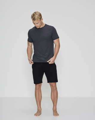 Bambussæt med en mørkegrå pique t-shirt og sorte shorts -JBS of Denmark Men