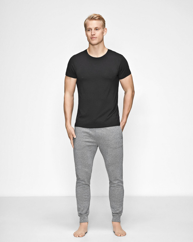 Bambussæt med en sort t-shirt og grå sweatpants -JBS of Denmark Men