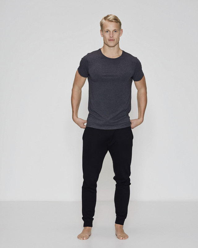 Bambussæt med en mørkegrå t-shirt og sorte sweatpants -JBS of Denmark Men