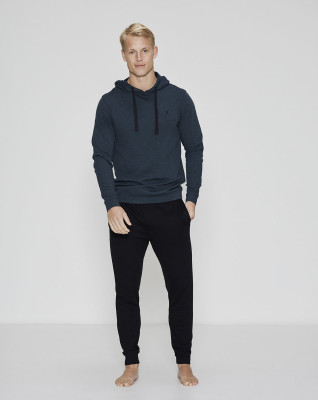 Bambussæt med en navy hoodie og sorte sweatpants  -JBS of Denmark Men