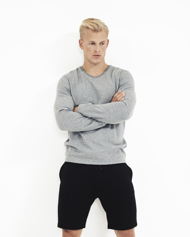 Bambussæt med en grå sweatshirt og sorte shorts -JBS of Denmark Men