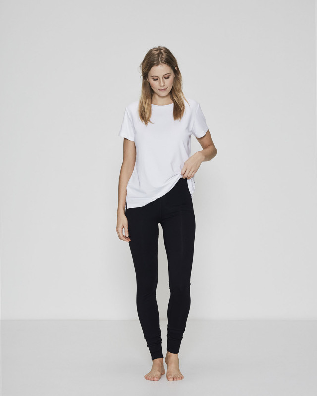 Bambussæt med hvid t-shirt og sorte leggings -JBS of Denmark Women