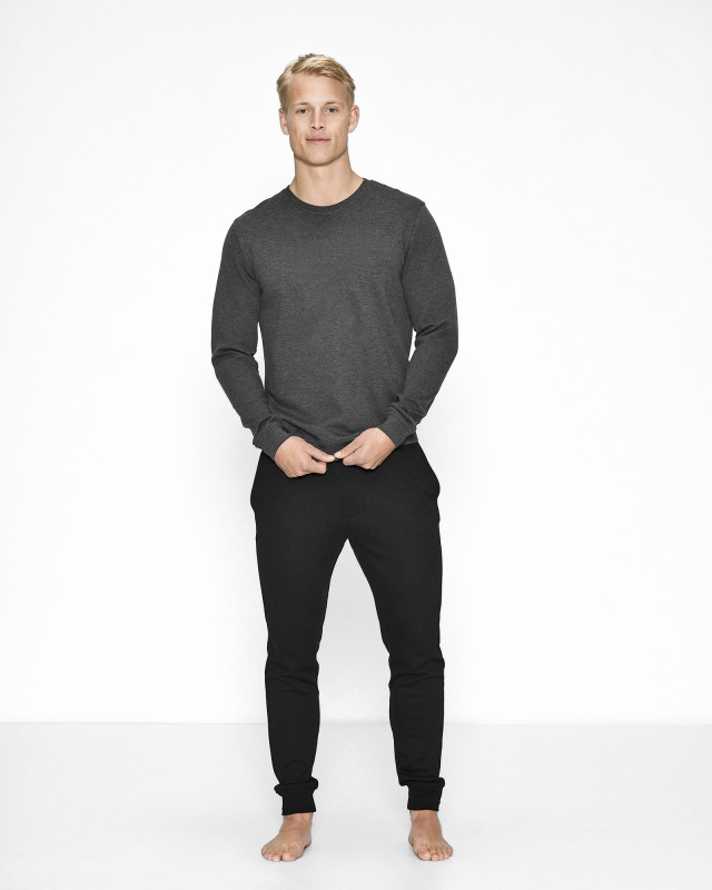 Bambussæt med en mørkegrå sweatshirt og sorte sweatpants -JBS of Denmark Men