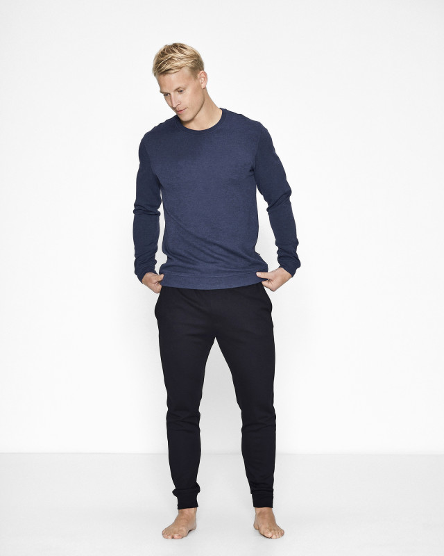 Bambussæt med en navy sweatshirt og sorte sweatpants -JBS of Denmark Men